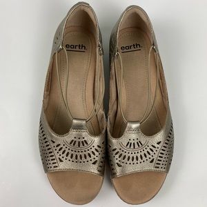 Earth US 9 Leather Perforated Slip on Sandals Camellia Nauset Gold Flat Metallic